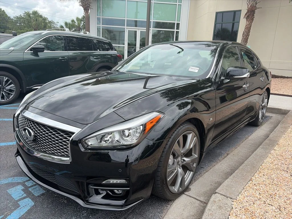2017 INFINITI Q70 5.6's photo