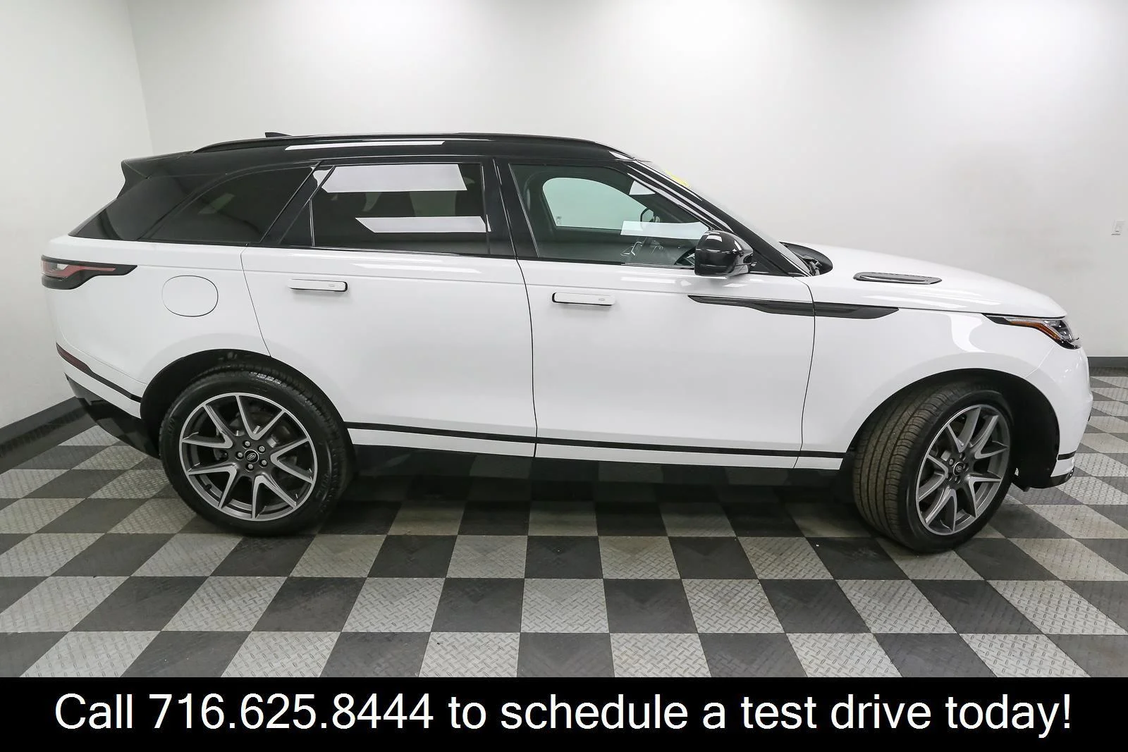 Used 2023 Fuji White Land Rover R-Dynamic S image 7