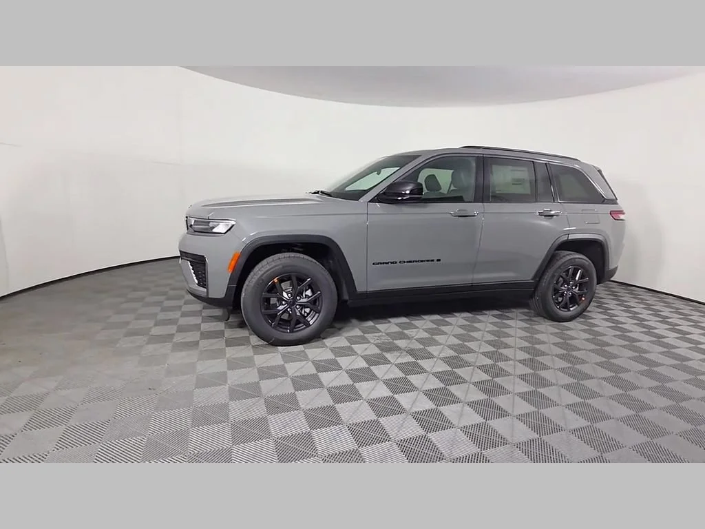 New 2027 Sting-Gray Clearcoat Jeep Laredo Altitude image 34