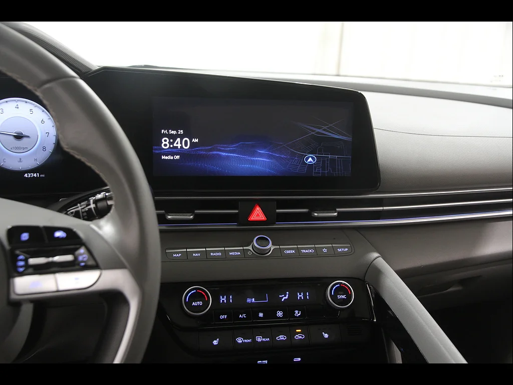 Certified Used 2025 Fluid Metal Metallic Hyundai SEL Convenience image 9