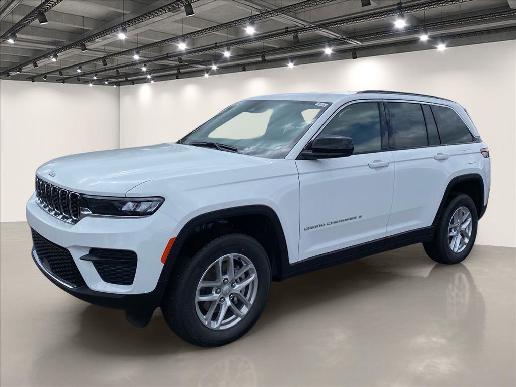 New 2026 Bright White Clear-Coat Exterior Paint Jeep Laredo X image 2