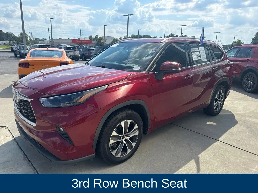 Certified Used 2022 Ruby Flare Pearl Toyota XLE image 4