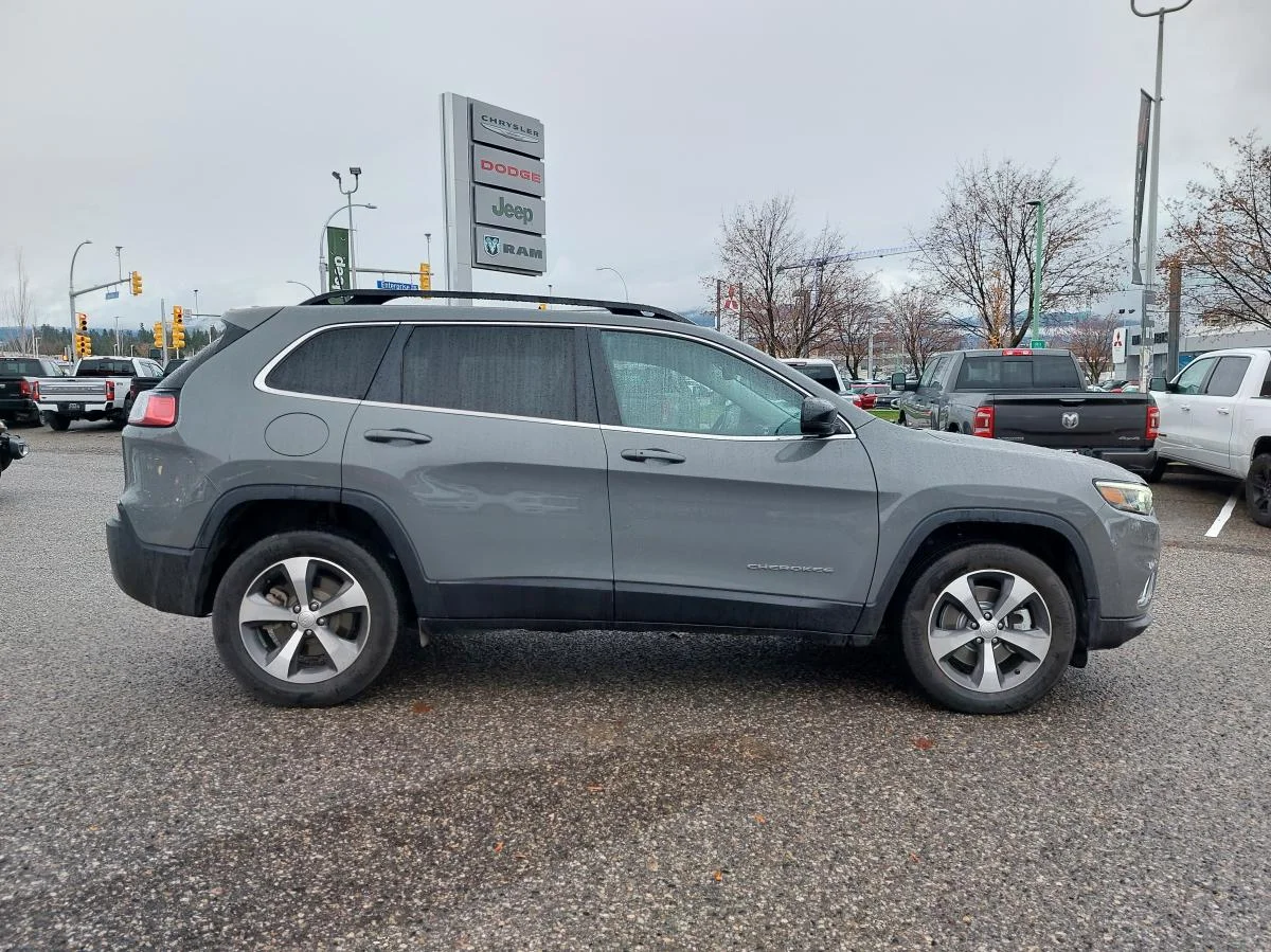 Used 2022 Grey Jeep Limited 4x4 image 5