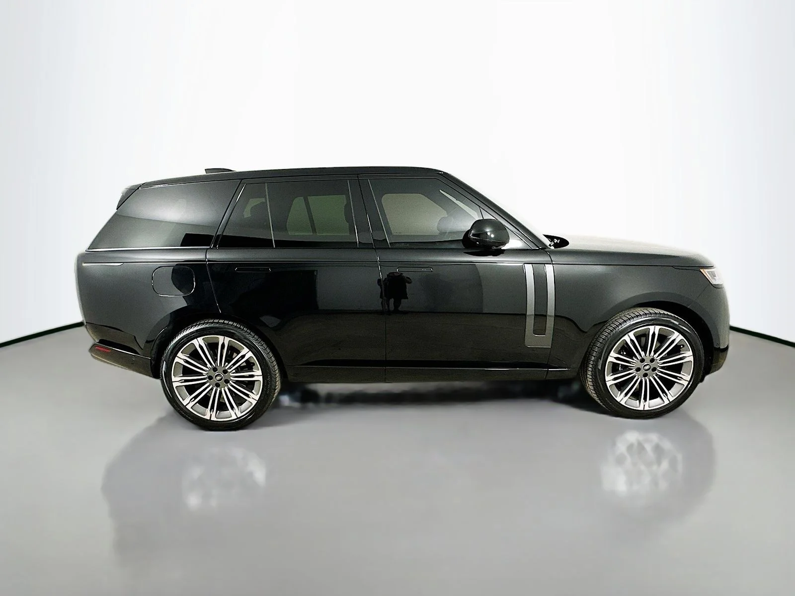 Used 2024  Land Rover  image 4
