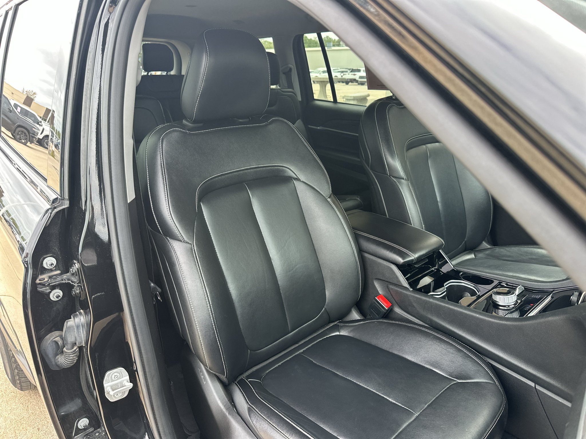 Used 2022 Diamond Black Crystal Pearlcoat Jeep Limited image 32