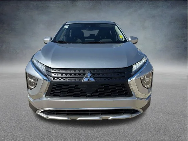 Used 2025 Silver Mitsubishi SE image 3