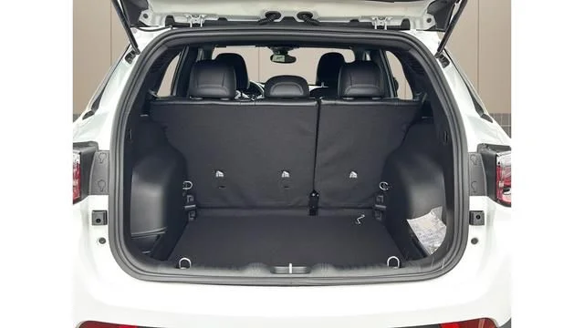New 2026 White/off-white Jeep Latitude image 15