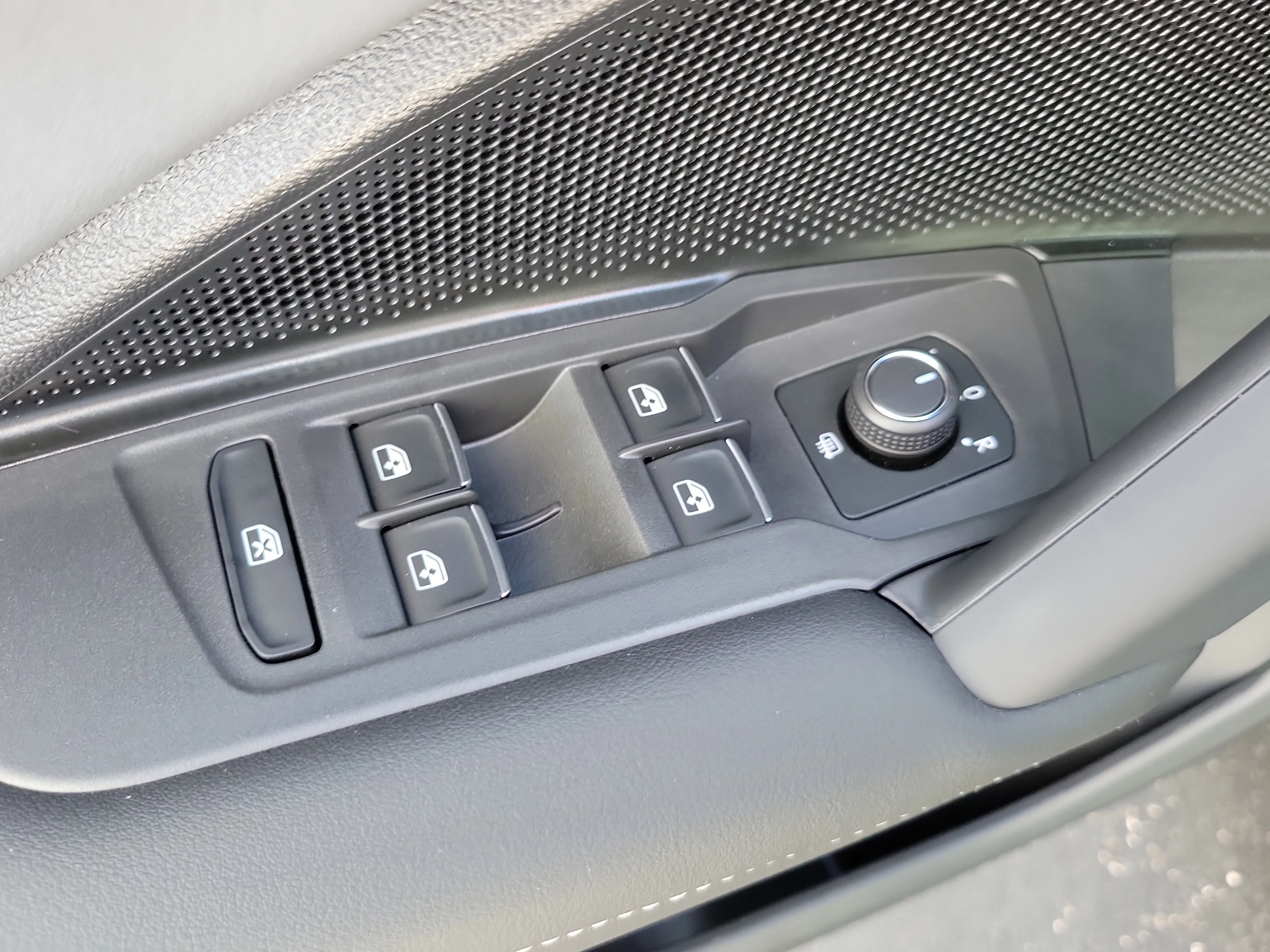 2026 Volkswagen Tiguan SE R-LINE BLACK - Photo 22
