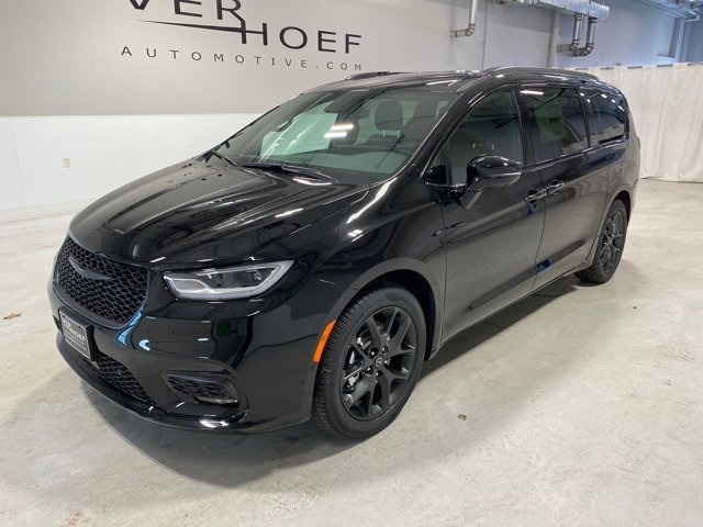2026 Chrysler Pacifica Select's photo