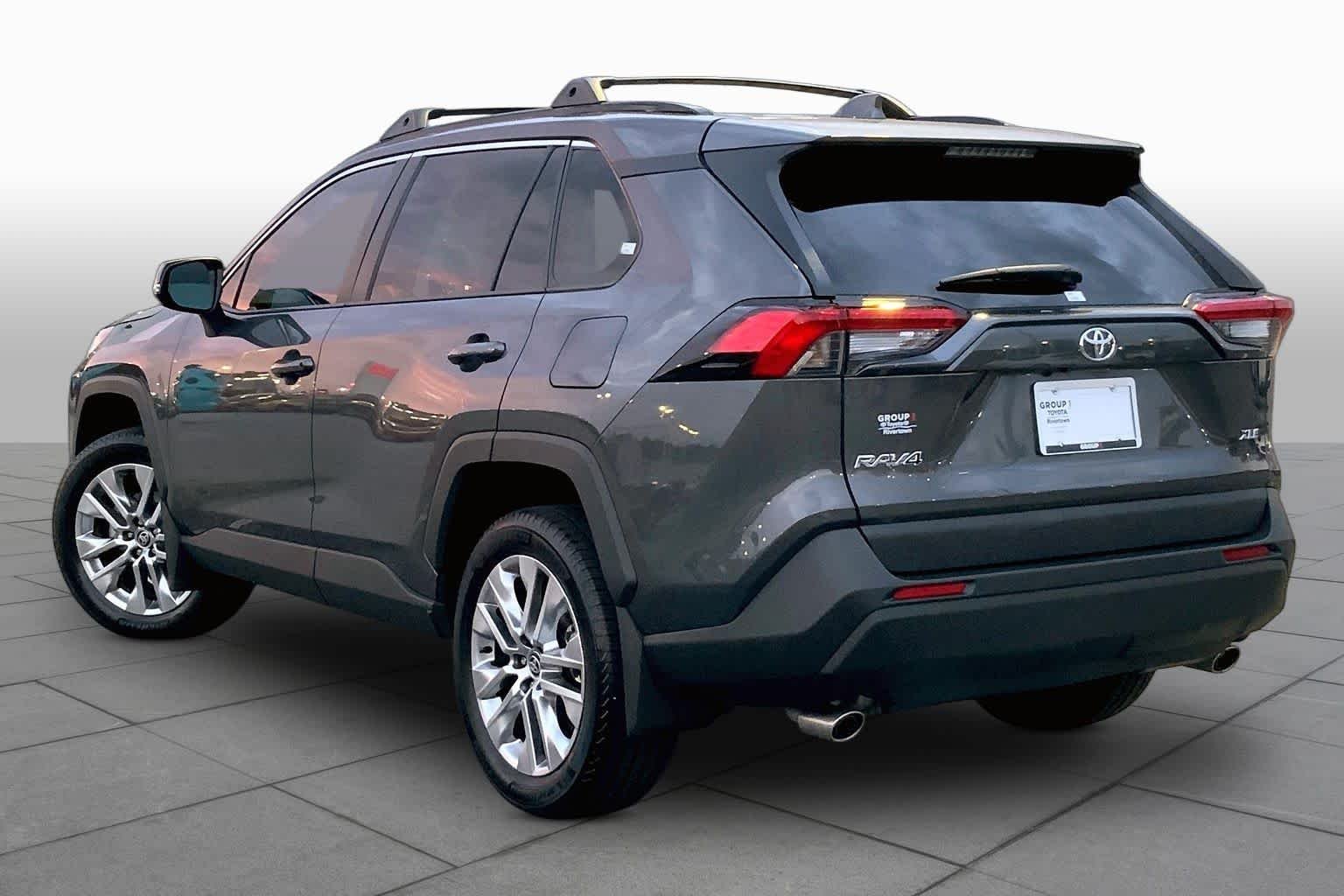 Used 2025 Magnetic Gray Metallic Toyota XLE Premium image 11