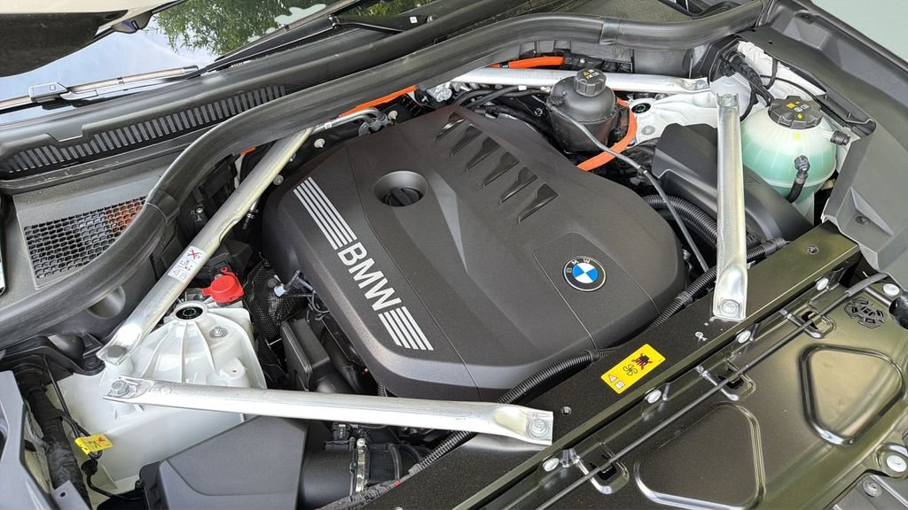 New 2026 Mineral White Metallic BMW xDrive50e image 23