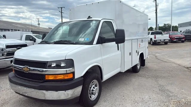 New 2025 Summit White Chevrolet 1WT image 3