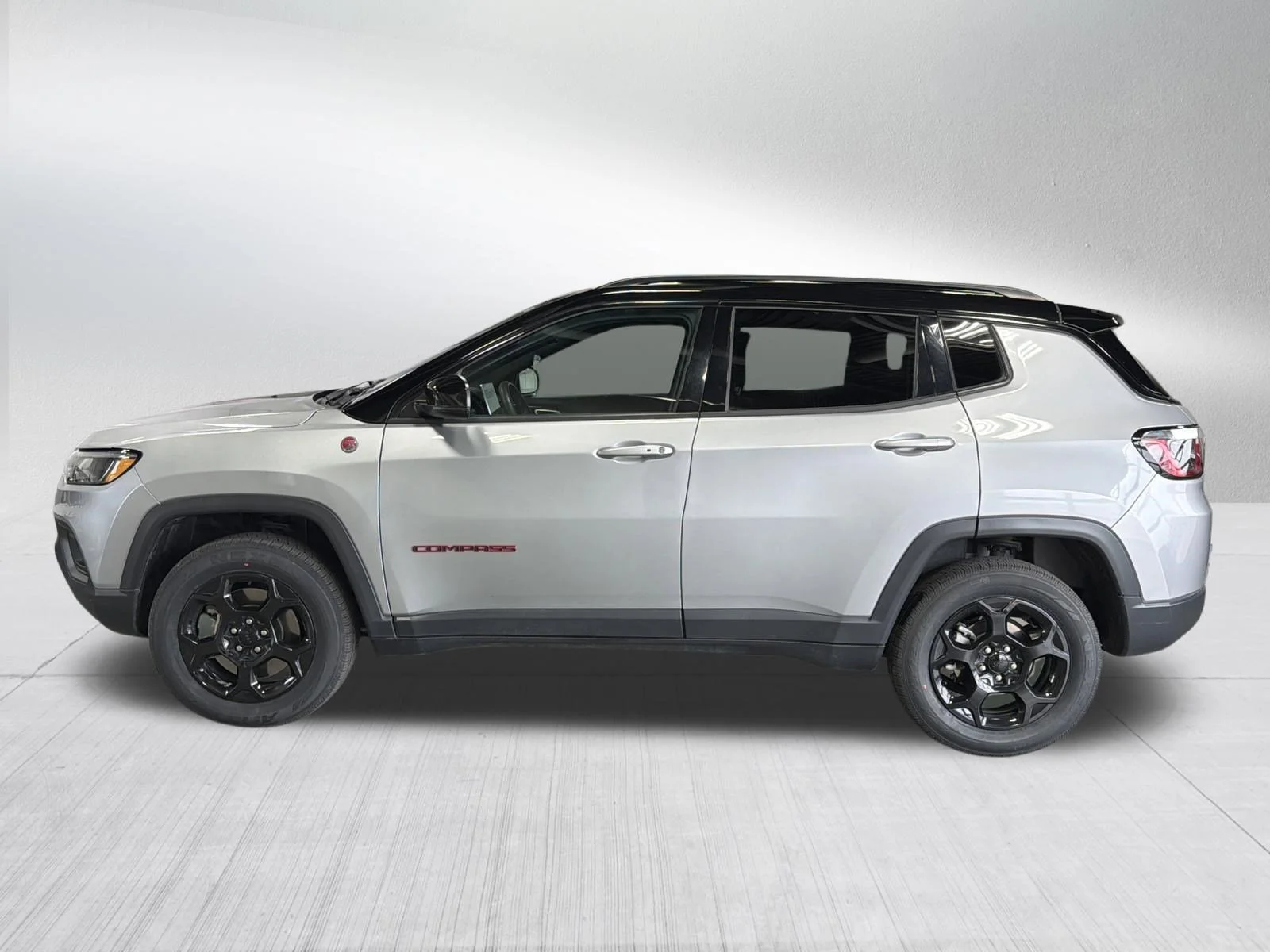 Used 2023 Billet Silver Metallic Clearcoat Jeep Trailhawk image 4
