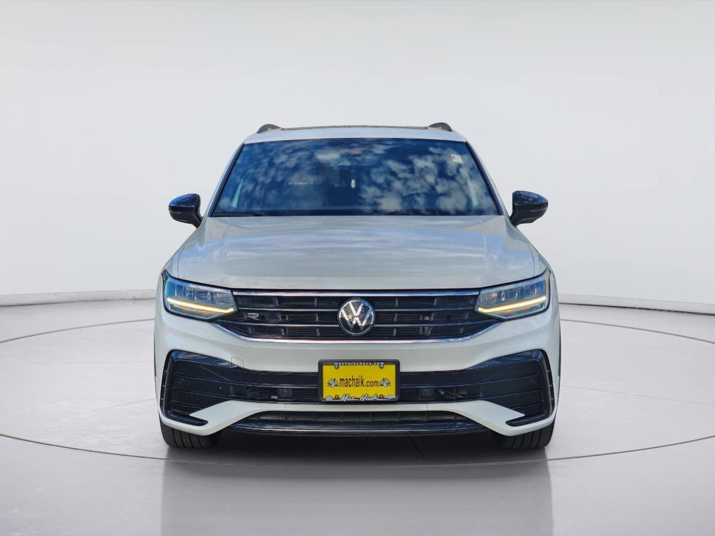 2024 Volkswagen Tiguan photo 2 of 33