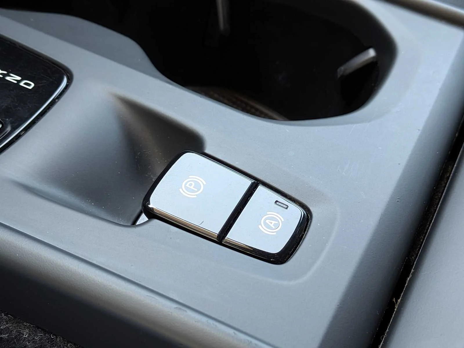 Used 2020 White Volvo Momentum image 24