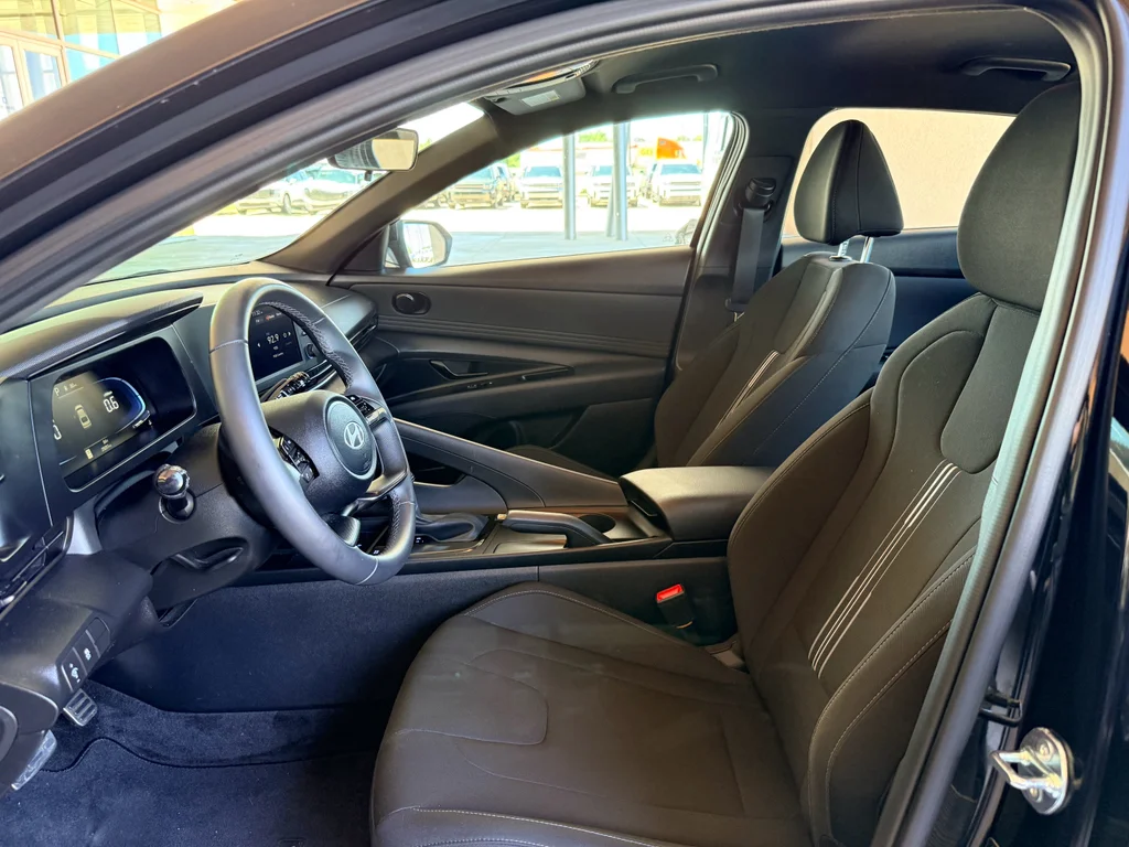 Used 2025 Abyss Black Hyundai SEL Sport image 11