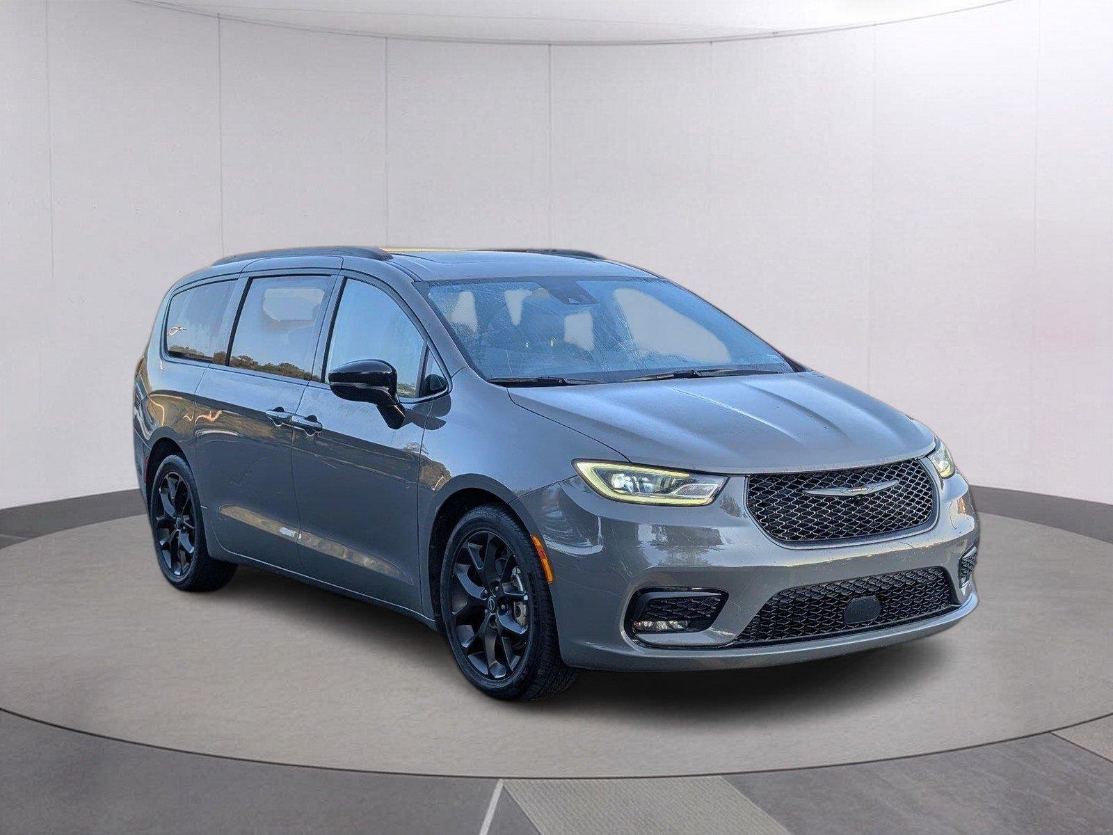 Used 2025 Ceramic Gray Clearcoat Chrysler Limited image 8