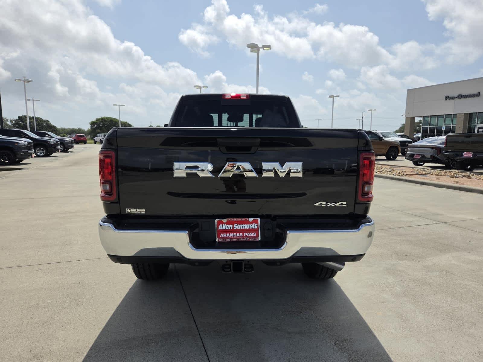 New 2026 Diamond Black Crystal Pearl-Coat Exterior Paint RAM Tradesman image 4