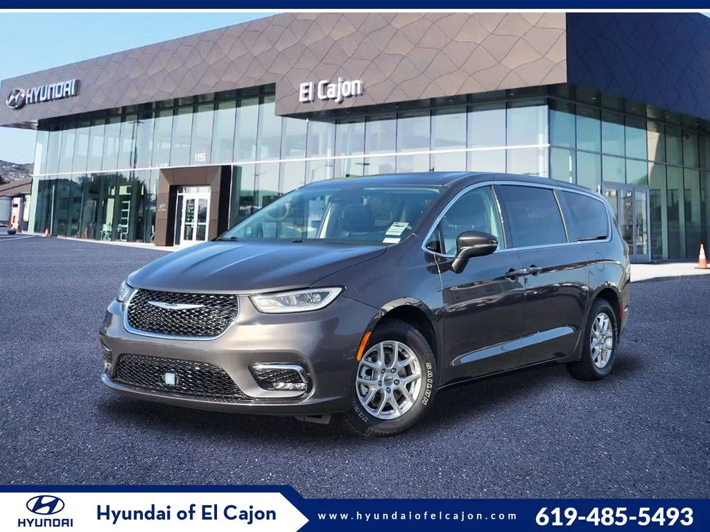 2023 Chrysler Pacifica Touring L's photo