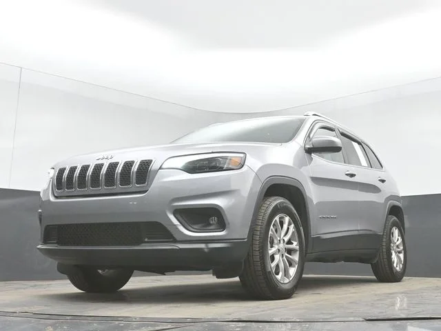 Used 2019 Billet Silver Metallic Clearcoat Jeep Latitude image 41