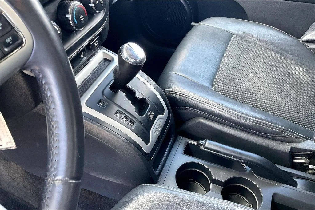 Used 2016 White Jeep Latitude image 16