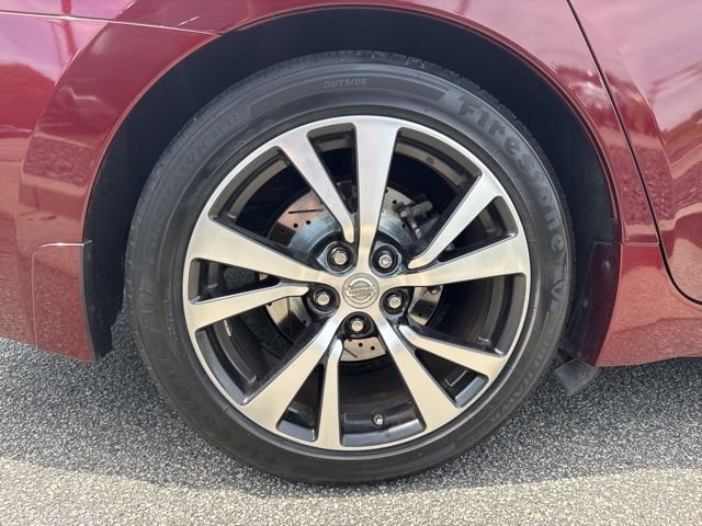 Used 2016 Red Nissan Platinum image 9