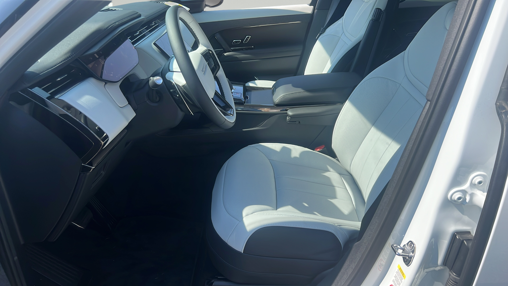 New 2026 Fuji White LAND ROVER Dynamic SE image 5
