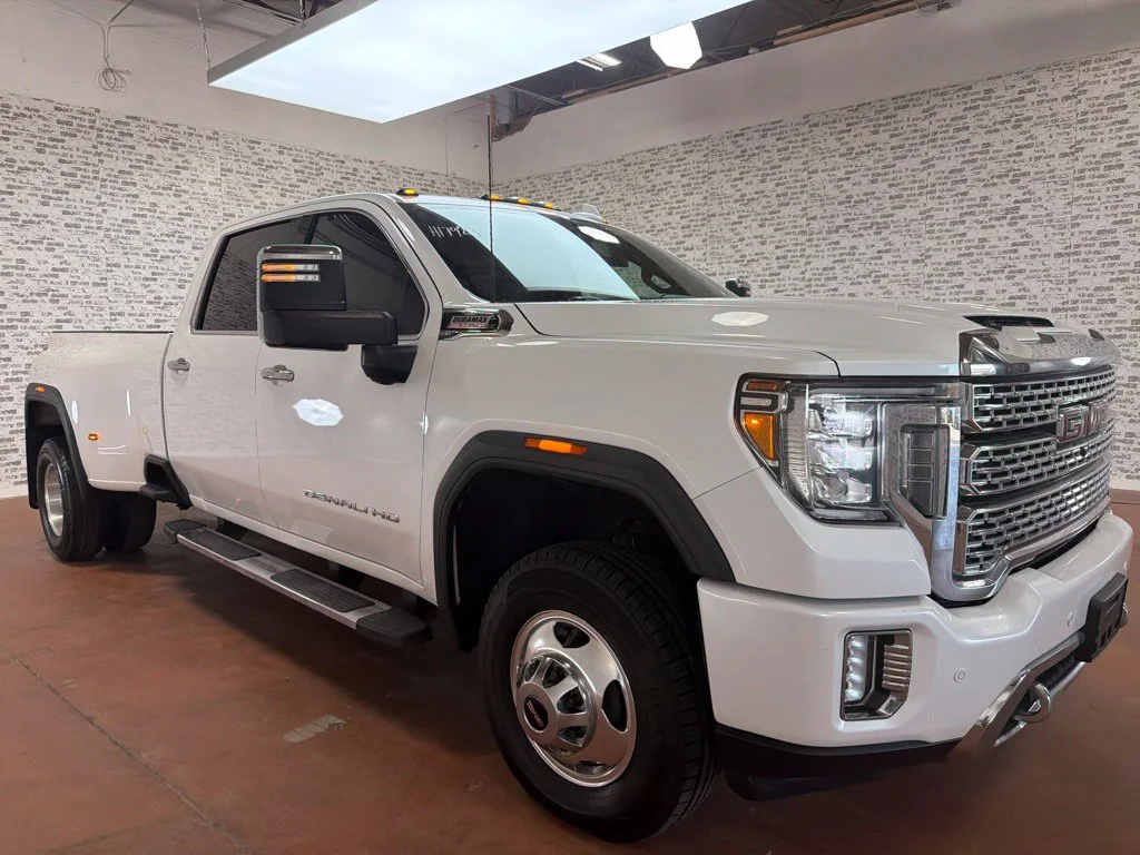 Used 2020 White Frost Tricoat GMC Denali image 1