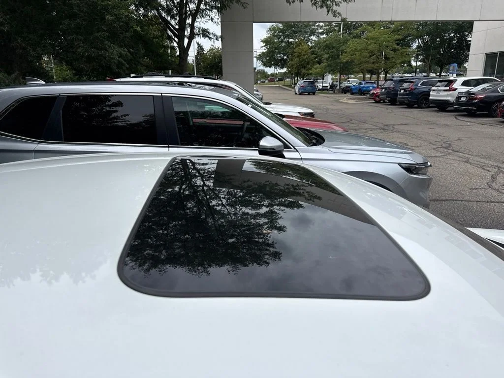 Used 2025 Platinum White Pearl Honda SE image 8