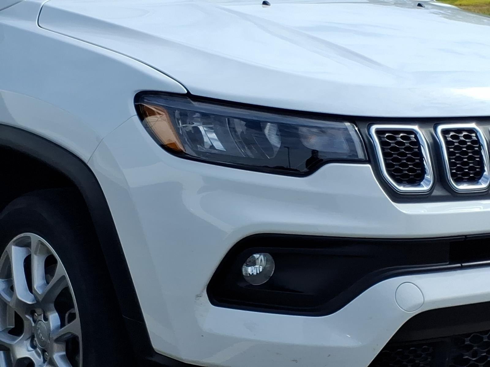 Used 2024 Bright White Clearcoat Jeep Latitude Lux image 7