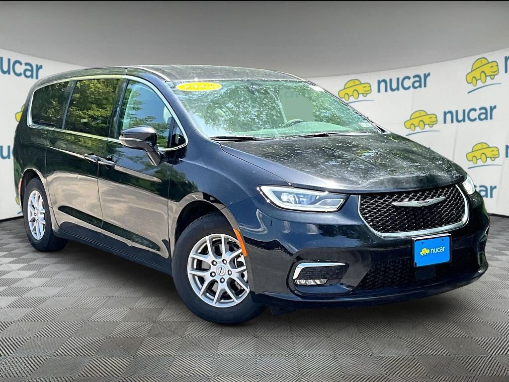 2024 Chrysler Pacifica Touring L's photo
