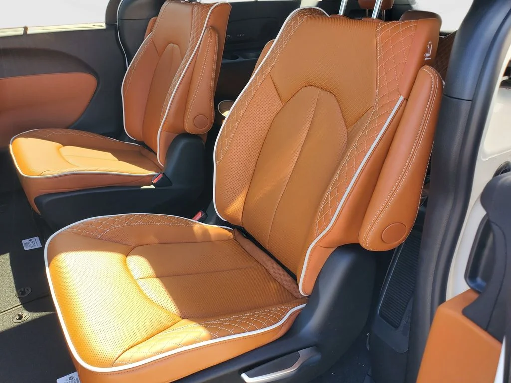 New 2026 Bright White Clear-Coat Exterior Paint Chrysler Pinnacle image 16