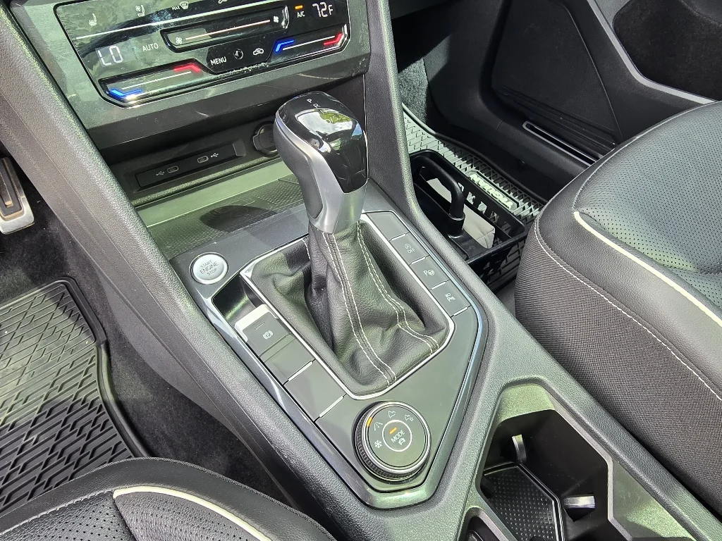 Used 2022 Oryx White Pearl Volkswagen SEL R-Line image 21