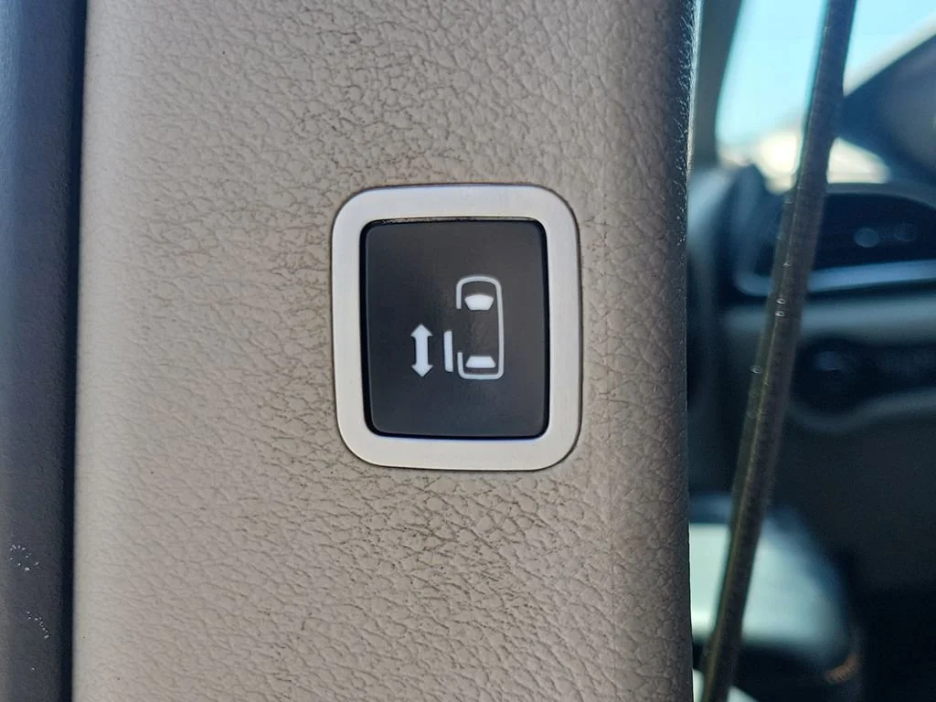 Used 2017 White Chrysler Touring-L Plus image 18