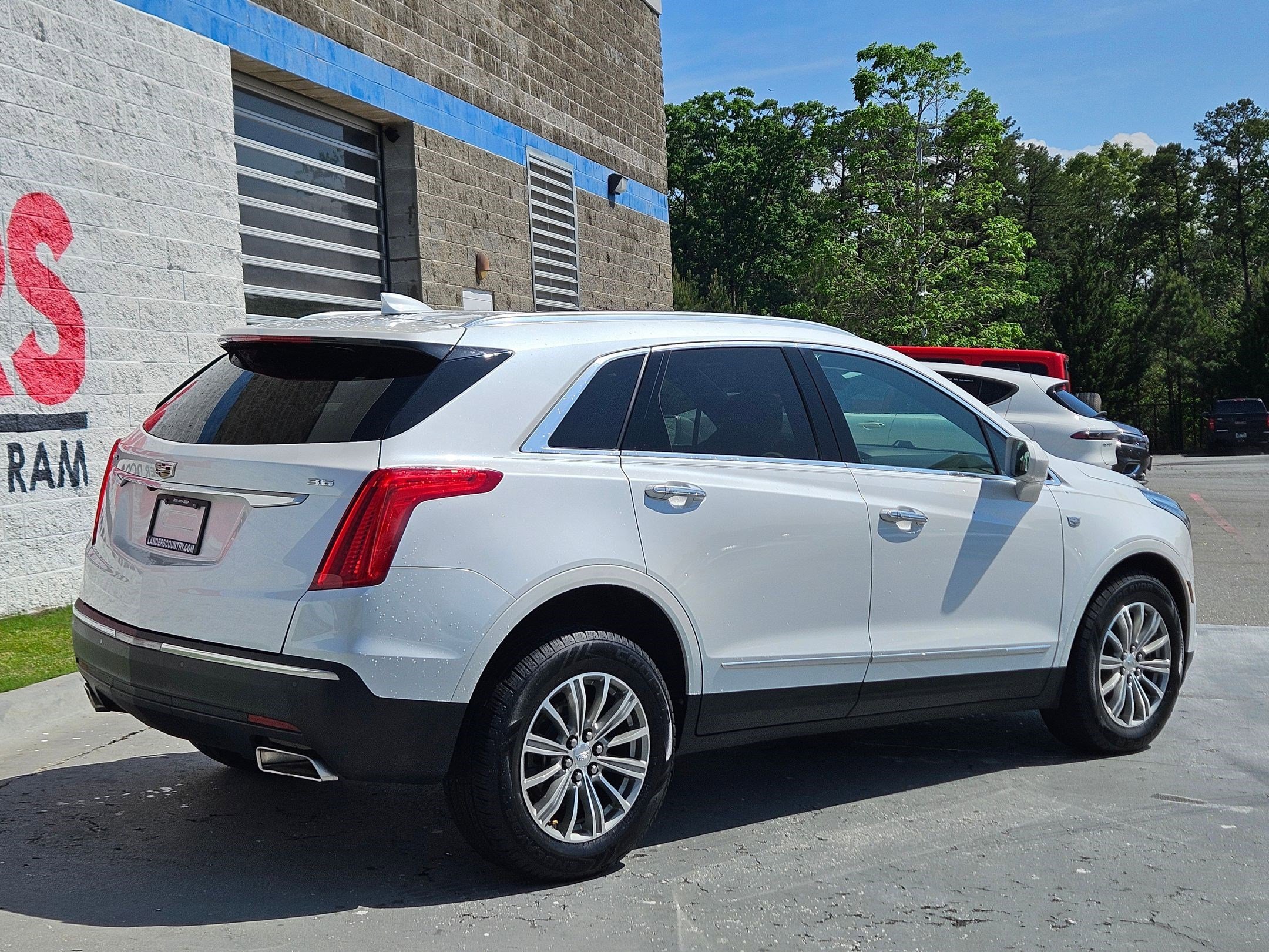 Used 2019 Crystal White Tricoat Cadillac Luxury FWD image 7