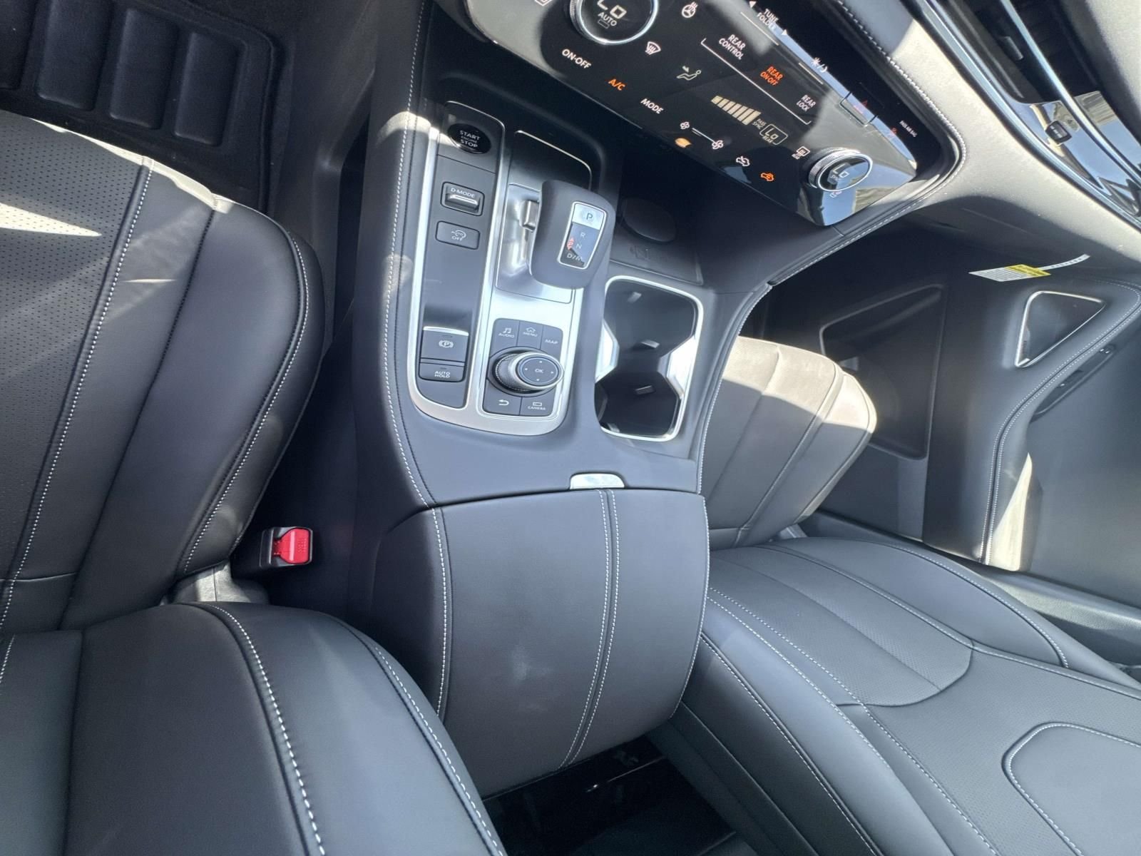 New 2027 RADIANT WHITE INFINITI Luxe FWD image 18