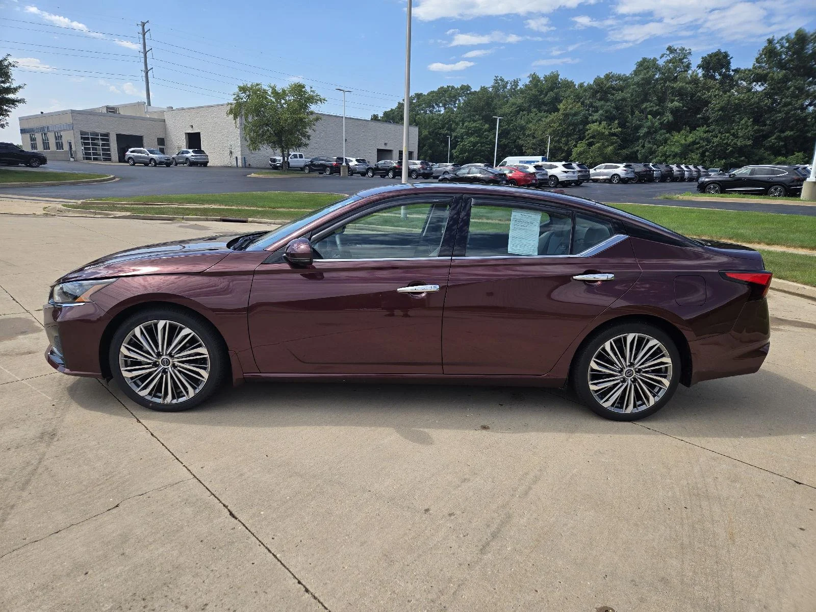 Used 2023 Garnet Pearl Metallic Nissan 2.5 SL image 5