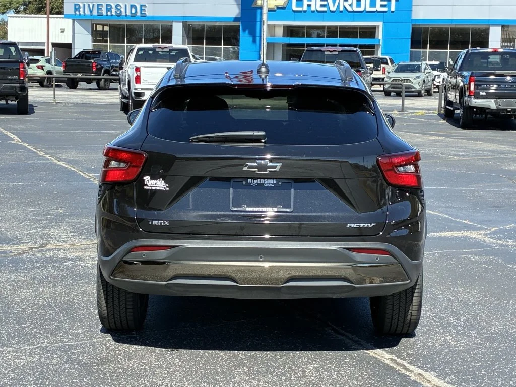 Used 2025 Mosaic Black Metallic Chevrolet ACTIV image 9