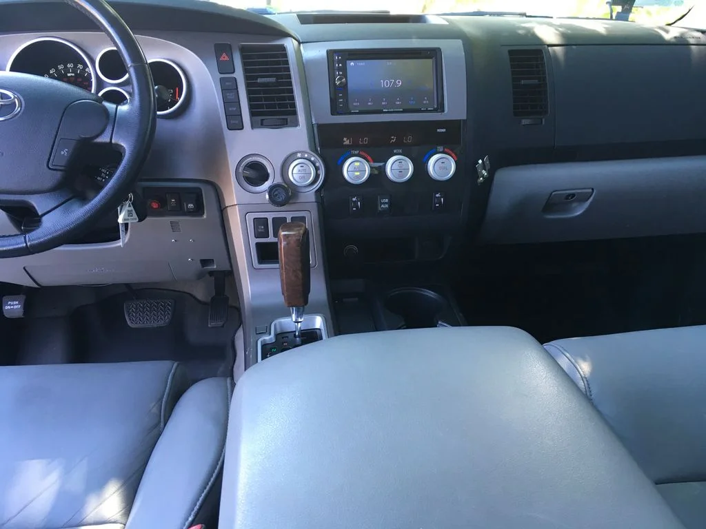 Used 2010 Silver Toyota Limited image 27