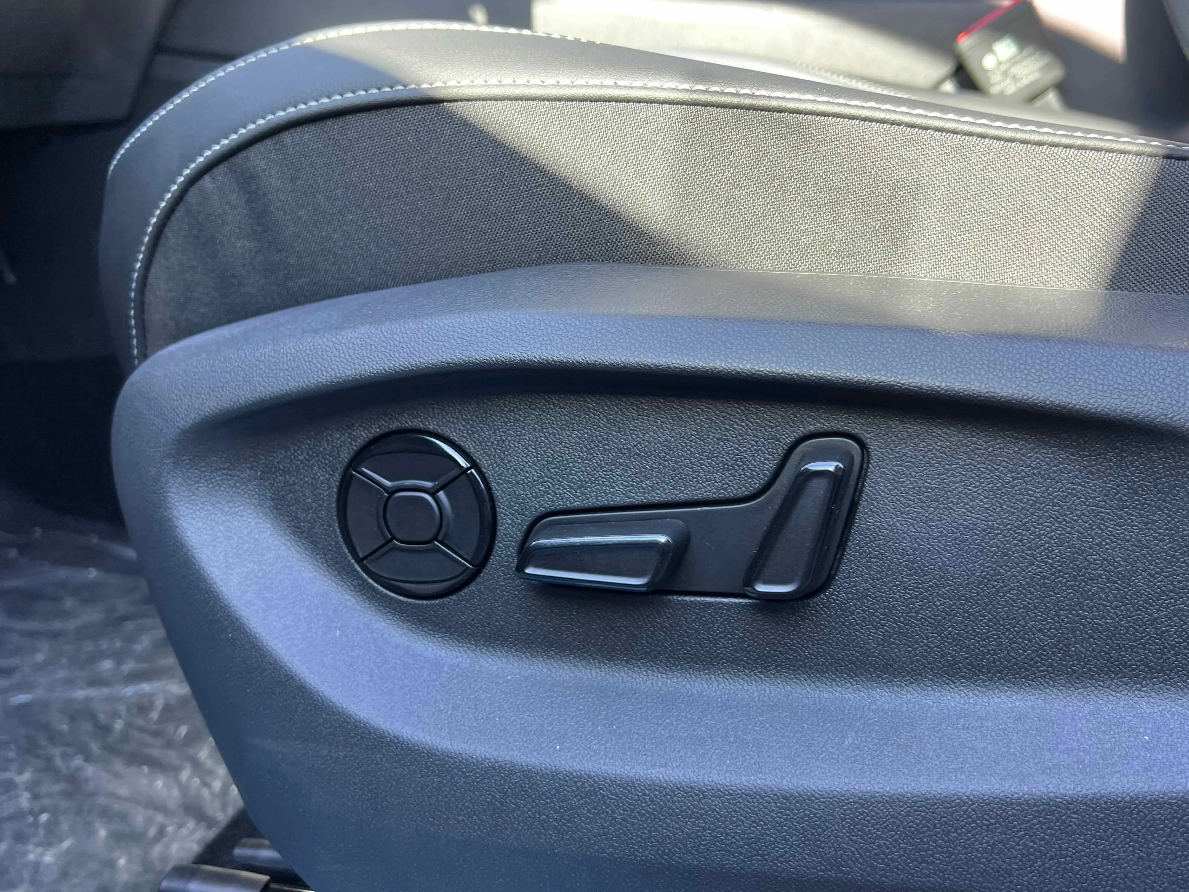 New 2025 Platinum Gray Volkswagen SE image 15
