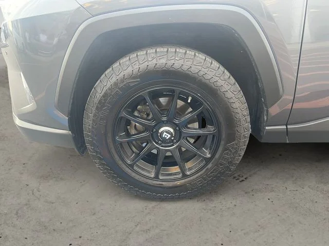 Used 2019 Gray Toyota XLE Premium image 14