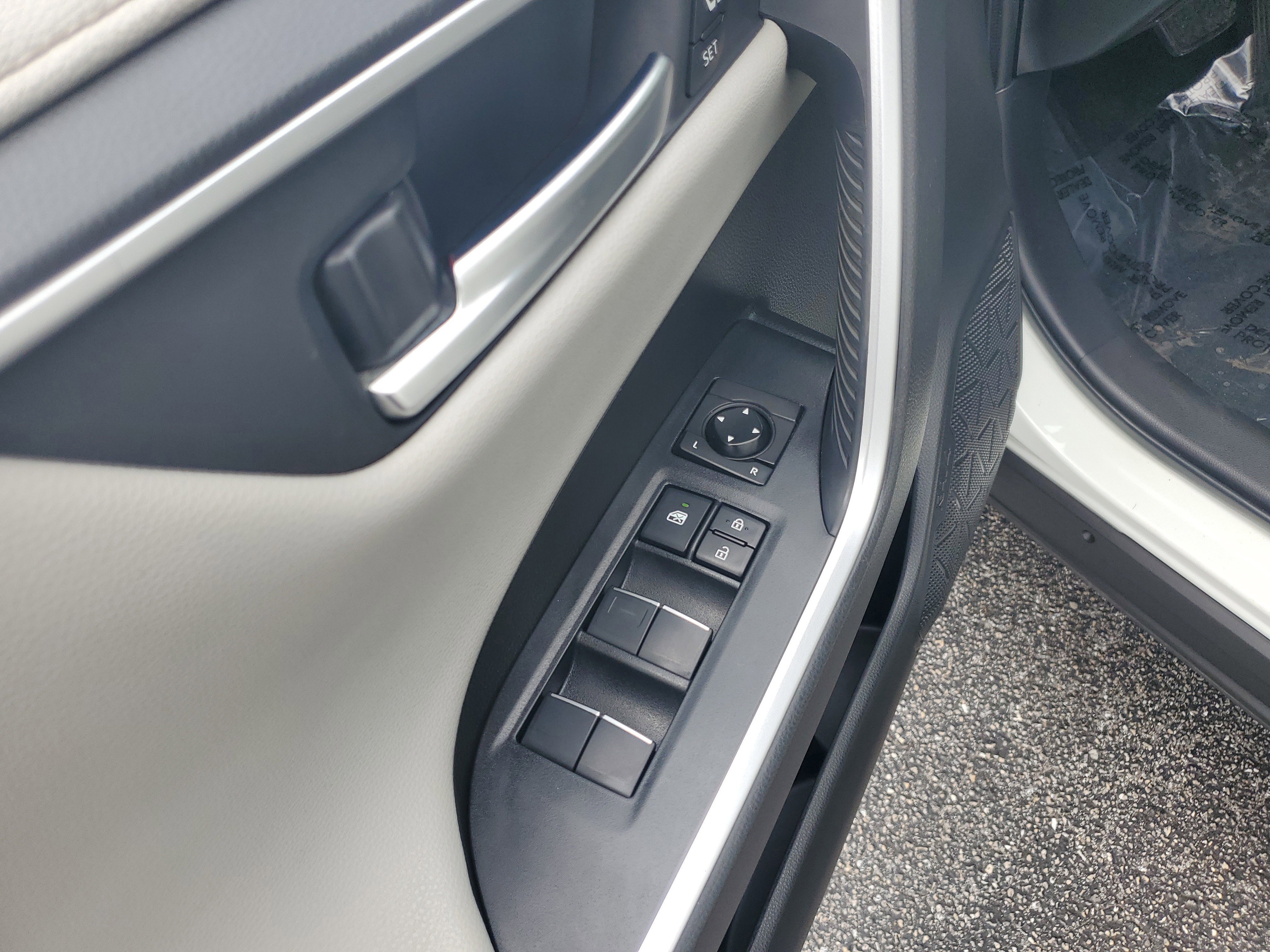 Used 2020 Blizzard Pearl Toyota Hybrid Limited image 24
