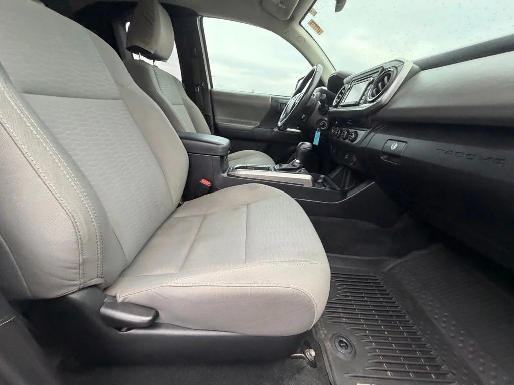 Used 2018 White Toyota SR5 image 39