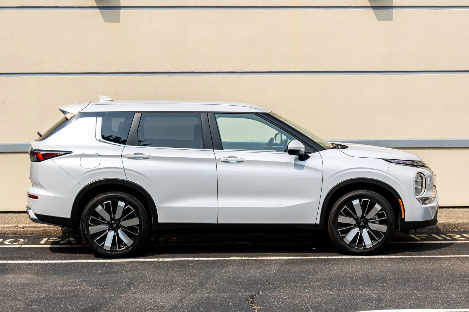 New 2026 White Mitsubishi SE image 10