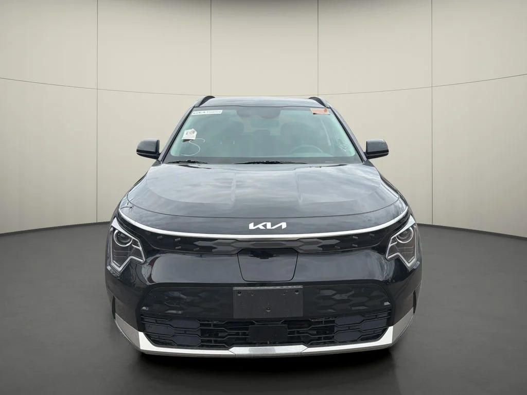 Used 2025 Black Kia Wind image 2
