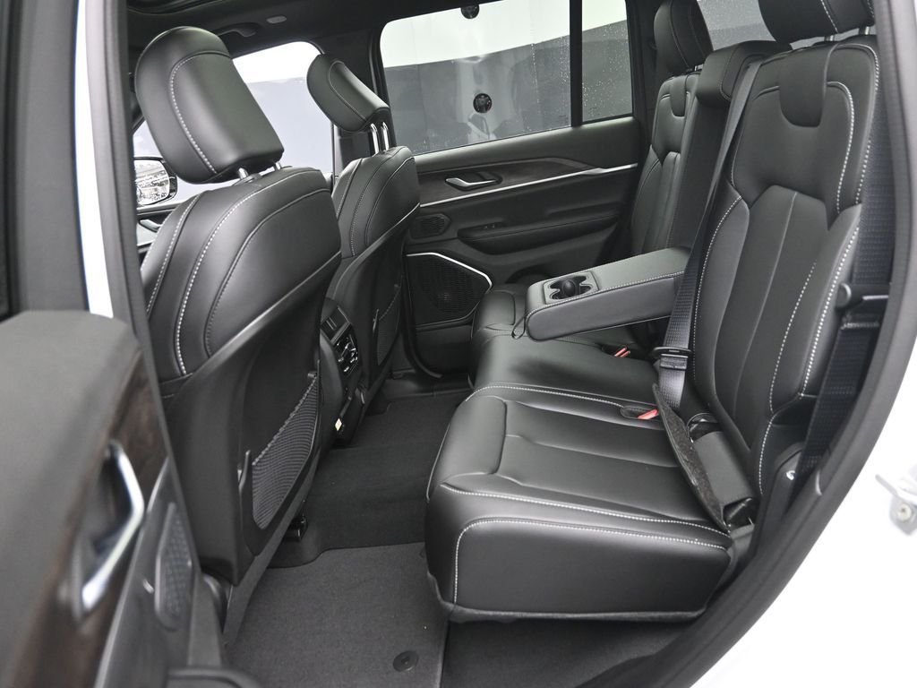 New 2026 Bright White Clear-Coat Exterior Paint Jeep Limited image 15
