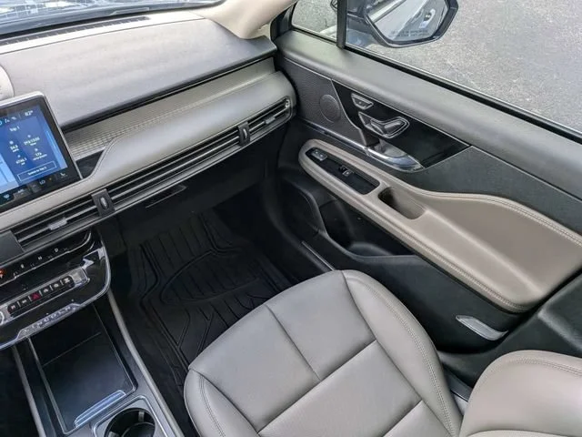 Used 2025 Whisper Blue Me Lincoln Premiere image 18