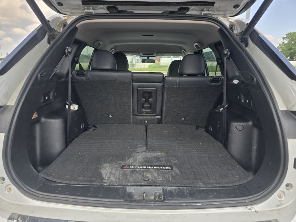 Used 2022 White Mitsubishi SE image 17