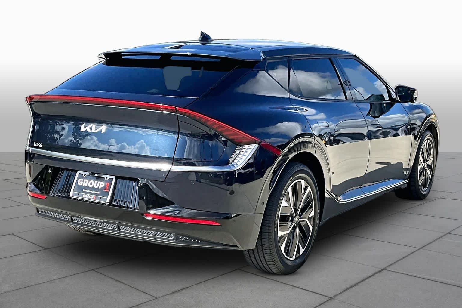 Used 2022 Gravity Blue Kia Wind image 11