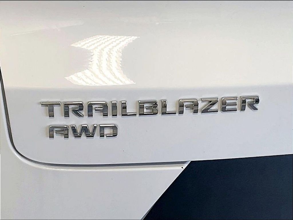 Used 2025 White Chevrolet LT image 28